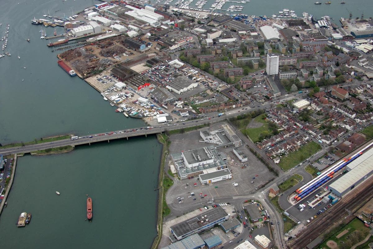 Man rescued from water near Northam Bridge after boat sinks
